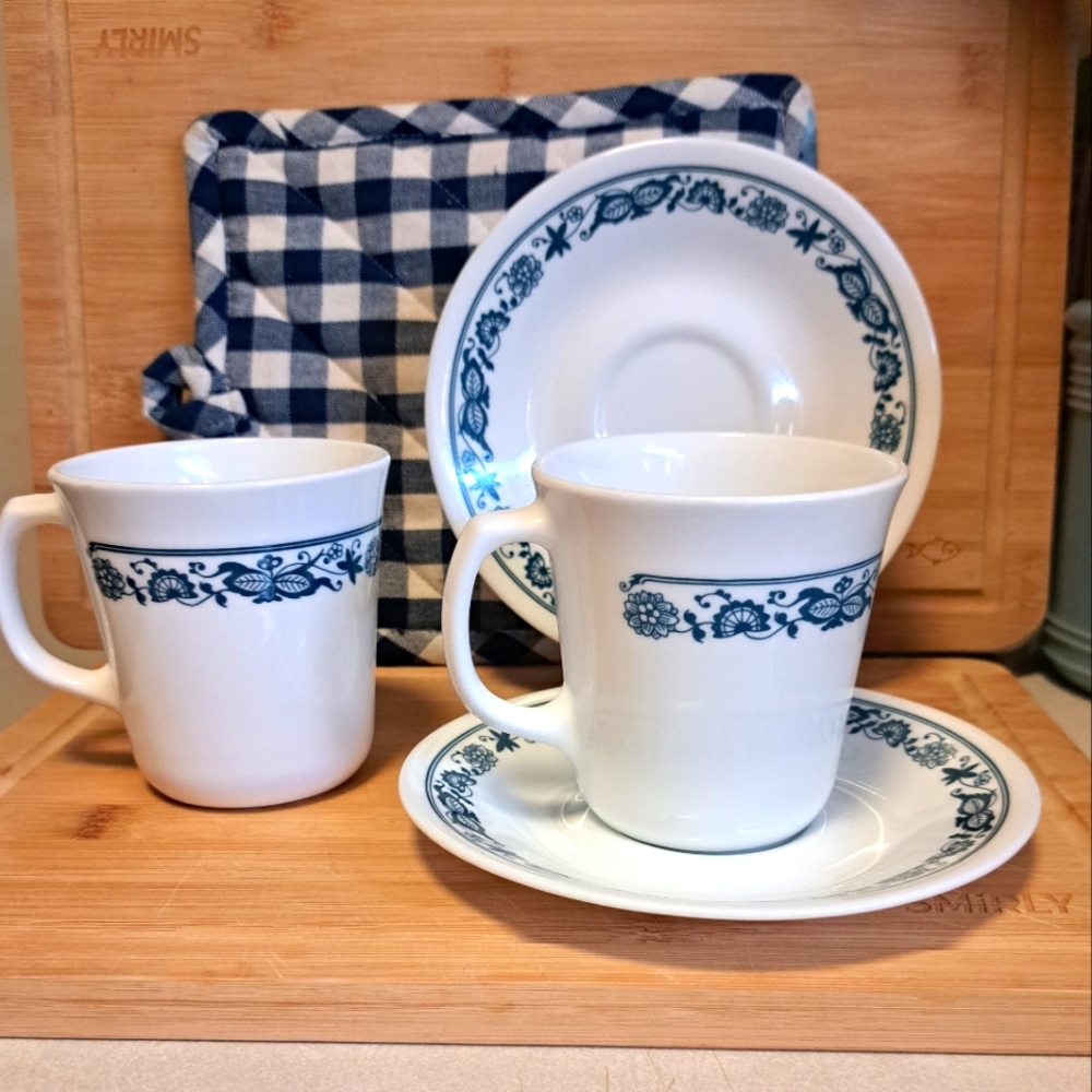 Corelle Old Town Blue Set of 2 Cups and Saucers (4pcs) Blue Onion Danube White